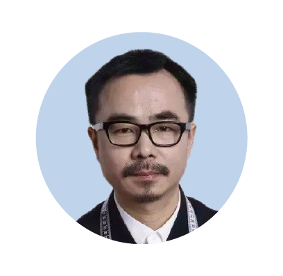 播藝庫服裝工作室創(chuàng)始人 ；東華大學(xué)專業(yè)學(xué)位碩士研究生校外導(dǎo)師； 多家知名服裝企業(yè)技術(shù)顧問